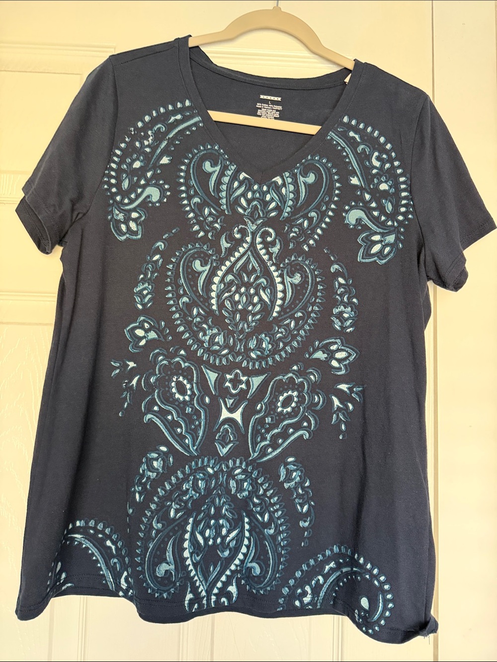 PREOWNED Women’s Navy V-Neck Short Sleeve Tee with Teal Paisley Print